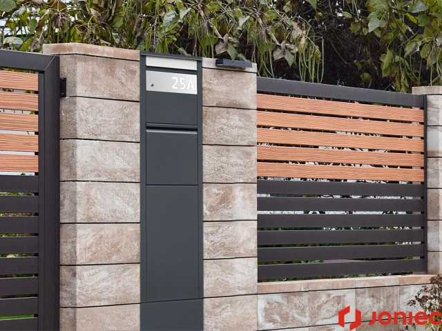 Brief- und Paketsäulen mit Klingelknopf